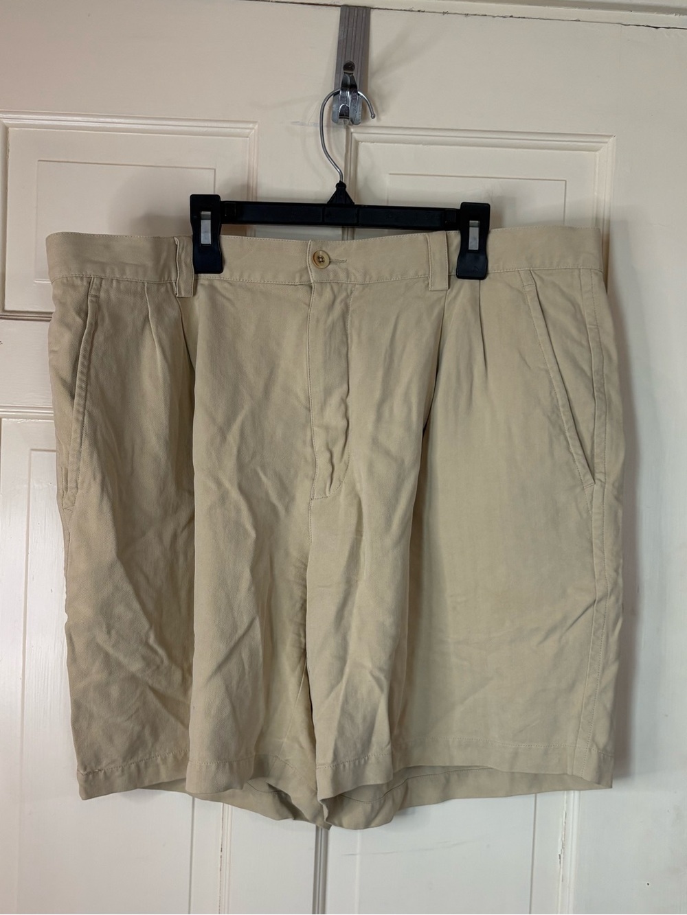 Tommy Bahama Shorts Mens 38 Beige 100% Silk Pleated Chinos Relax Lightweight